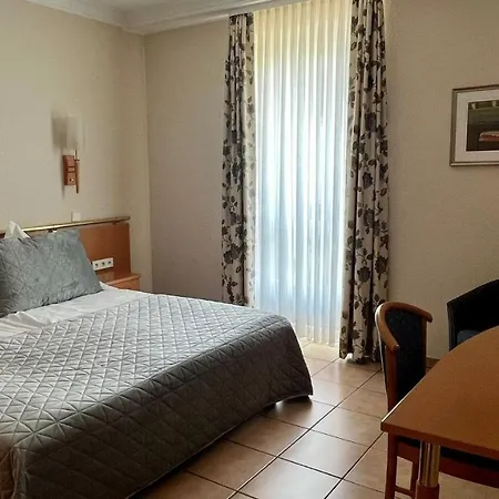 Garni An Der Eissporthalle Hotel